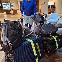 Christian bewacht auf Krücken das umfangreiche Gepäck