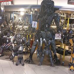 Im benachbarten MBK-Einkaufszentrum: Nicht nur zu Halloween grausliche Gestalten