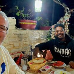 Vorspeise gegrilltes Brot mit Rote Beete und Oliven Dip, Zaziki, Graviera Käse, frittierte Zuccini