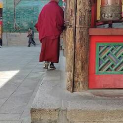 Om mani padme hum "Oh du Juwel in der Lotusblüte" steht auf jeder Gebetsmühle