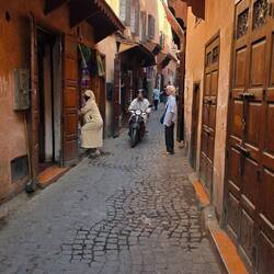 And off we go into the chaos, racing scooters in 1,50m wide ally ways