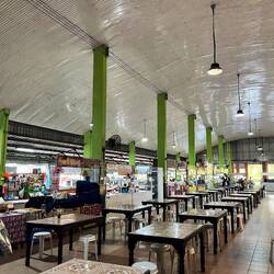 Blick in die Fressmeile des Marktes