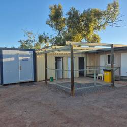 Mit einfachen WC- und Duschcontainern