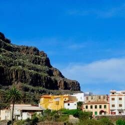 "Tropfende" Felsen umgeben die Stadt.