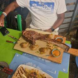 Riesen Tomahawk Steak und leckere Bifteki mit verschiedenen griechischen Käsesorten gefüllt