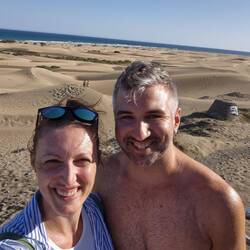 2 Süßis mit Dünen im Hintergrund