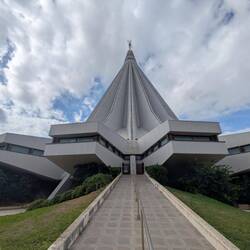 Futuristische Basilica Santuario Madonna delle Lacrime, erbaut in den 80ern,