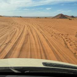 ... kommt eine km-lange breite Abfahrtspiste, die wir mit hoher Geschwindigkeit fahren.