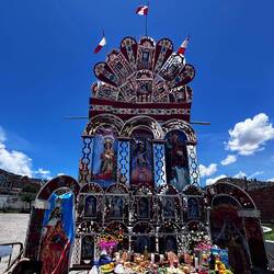 Begräbnisaltar am Eingang - vom Schweinebrin bis Kinderspielzeug ist alles dabei