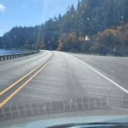 Links blau, rechts mal grün mal golden ... Kalifornien.