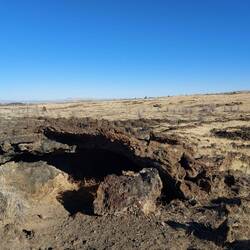 Da hat sich Lava noch mal zusammengeschoben und eine Höhle gebildet.