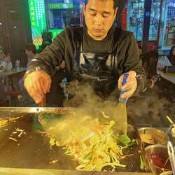 Unser Abendessen: gebratene Nudeln mit Gemüse und Ei.