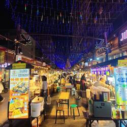 Gesessen wird zwischen den Ständen.