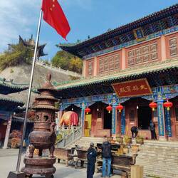 Hier wird unter der chinesischen Flagge gebetet!