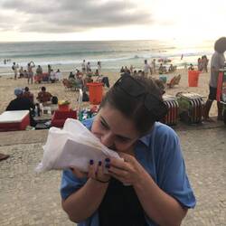 mir probieren üs durch alle brasilianischen snacks. lecker tapioka