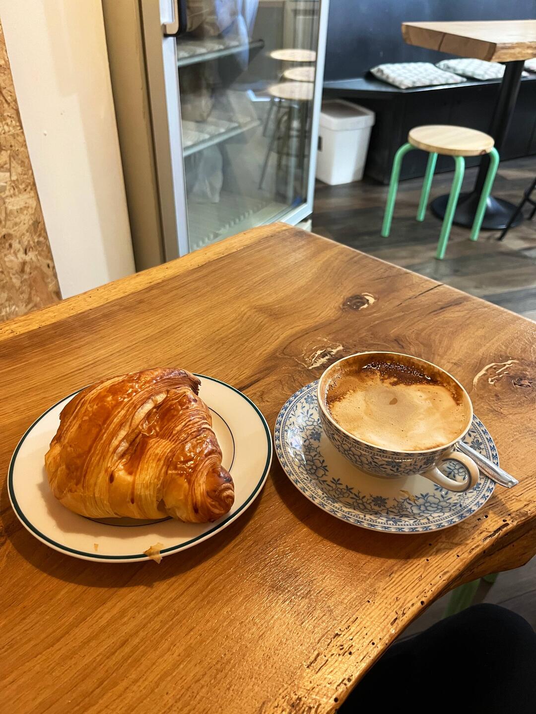 Croissant en flat white op my eie