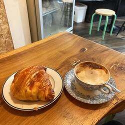 Croissant en flat white op my eie