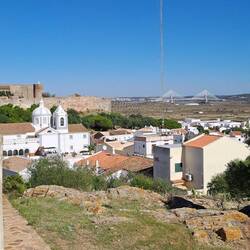 Castel, Kirche und Brücke nach Spanien