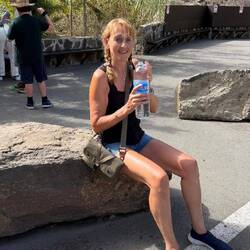 Oma Maria kämpft ein bisschen nach der Busfahrt