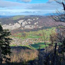 Blick nach Welschenrohr und dahinter das Bärenloch im Karstgebiet.