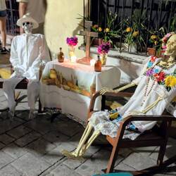 Schmuck am Straßenrand