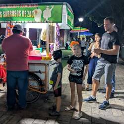 Zu einem Fest gehört essen. Hier: Mais mit Chips