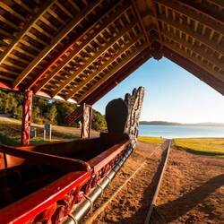 Eines der größten noch erhaltenen Kriegskanus der Maori.