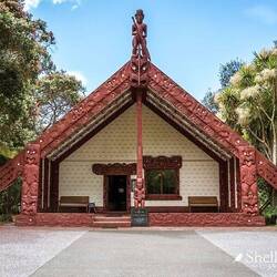 Das holzgeschnitzte Versammlungshaus der Maori