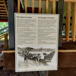 Bild eines Waka - traditionelles Boot, das von den Maori für Navigation und Krieg genutzt wurde