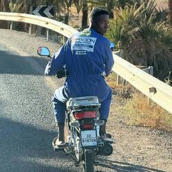 Die Mechaniker der Autowerkstätten in Zagora fangen ihre Kunden schon vor der Stadt ab!