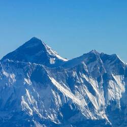 Mount Everst links und Lhotse rechts