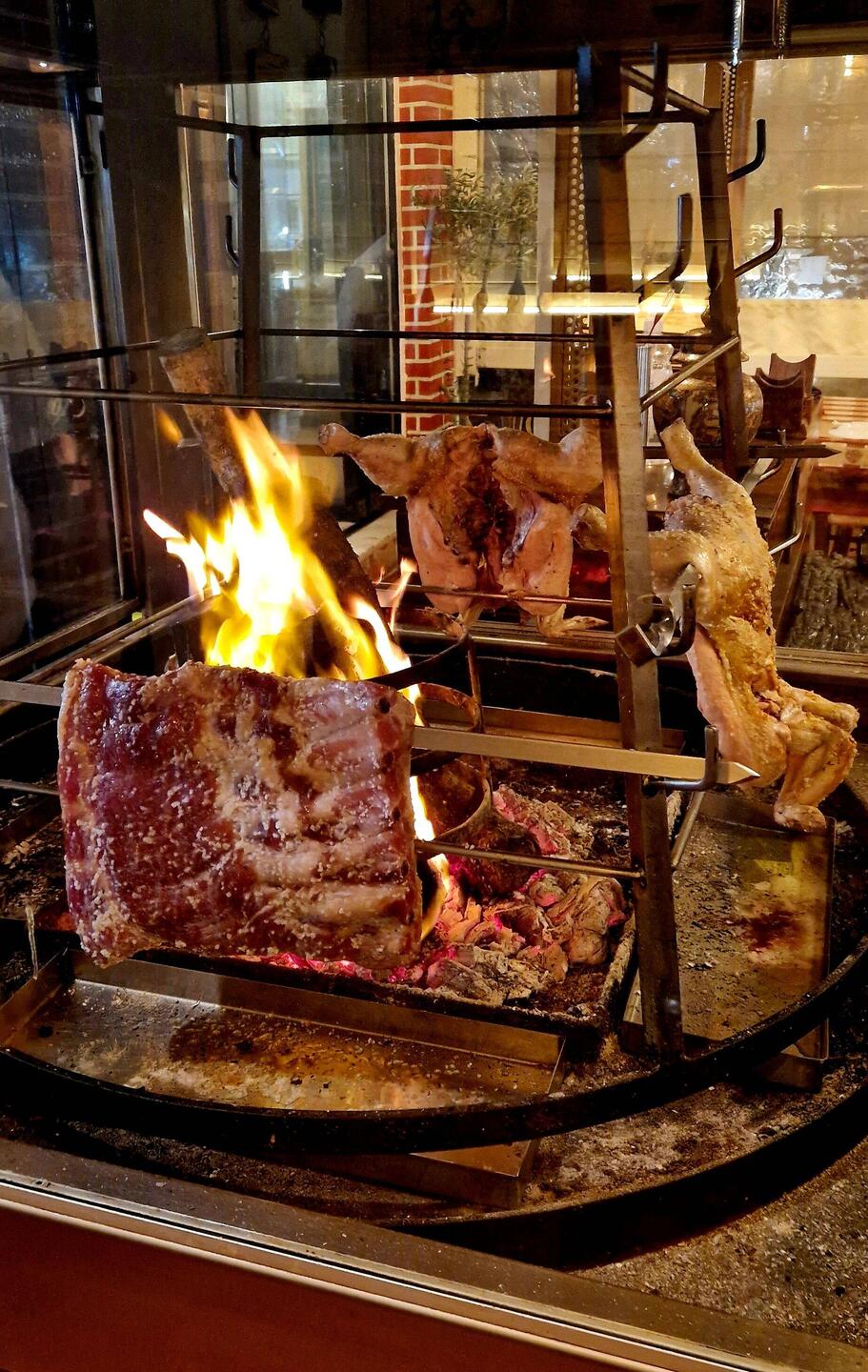 Antikristo Grill mit Schwein und Huhn