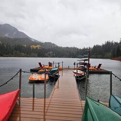 hoteleigener See und Abkühlung nach der Sauna