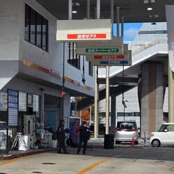 Fuel pumps from the roof. I can only think of all the extra piping required to run fuel through roof