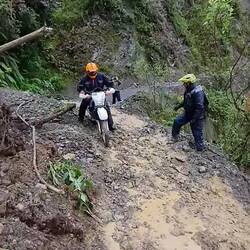 Wir halfen den Motorradfahrern diese Stelle zu passieren, in dem wir mit Stöcken etwas räumten