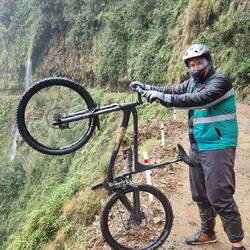 Man erkennt mich gut, weil die Hose etwas kurz war