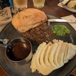 Beef pie with mash potato and mushy peas 🫛