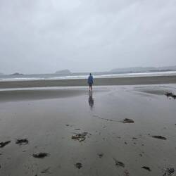 Sophia geht im Meer duschen