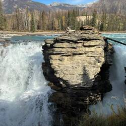 Fels und Wasser begegnen sich hier im stetigen Kampf.