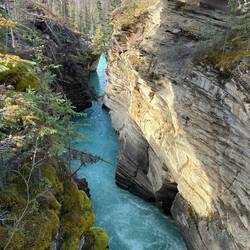 Das türkisfarbene Wasser bahnt sich seinen Weg durch die enge Felsenschlucht.