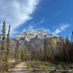 Mount Kerkeslin steigt majestätisch hinter den Wäldern auf.