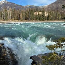 Hier zeigt sich die Athabasca in voller Bewegung: wild, ungebändigt und wunderschön.