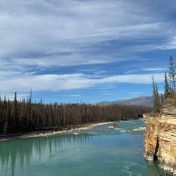 Nach dem tosenden Fall findet der Fluss seine Ruhe.