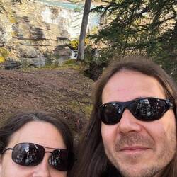 Naturgewalt im Hintergrund, Zufriedenheit im Vordergrund.