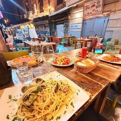 Wenn die Bayern spielen, darf auch mal das Handy am Tisch stehen 😀