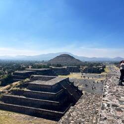 Blick auf die Pirámide del Sol