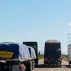 🤣 eine zweispurige Straße