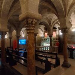 ...und wieder ein Raum unter dem Altar