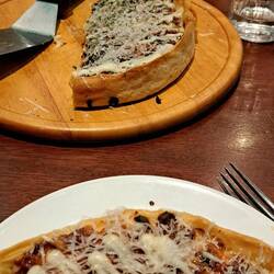 Chicago deep-dish 'za!! 🍕 No chopsticks required!