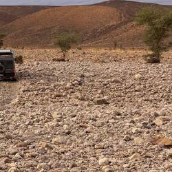 Fahrt durch ein ausgetrocknetes Flußbett - ganz schön schwer mit den riesigen Steinen